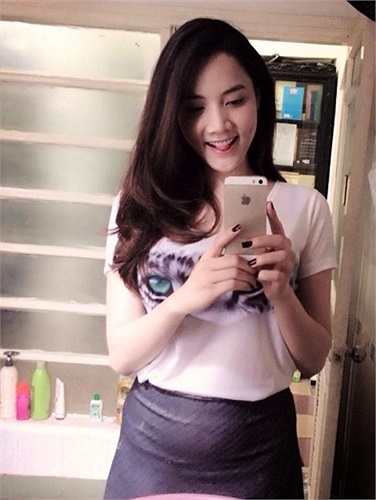 Trang Nhung xinh xắn chụp ảnh 'tự sướng'.