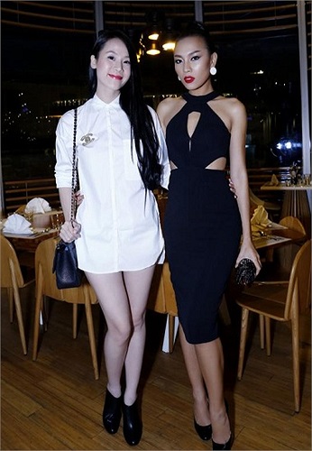 Thái Hà mặc sơ mi trắng dài, cố tình 'quên quần', khoe đôi chân dài miên man.