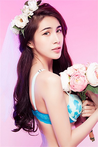 Sau khi sinh em bé không lâu, bà mẹ một con nhanh chóng lấy lại dáng chuẩn. 