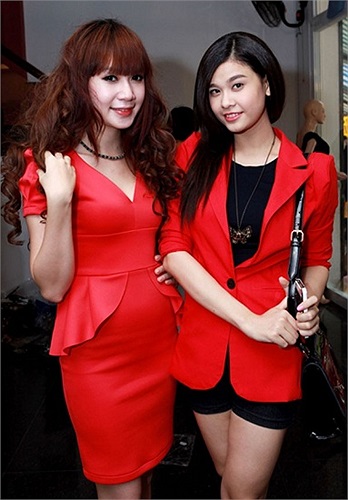 Minh Hà nổi tiếng là hot girl xinh đẹp. Tuy nhiên, nếu tinh mắt, ai cũng thấy khuyết điểm lớn của cô nàng là gương mặt dài, và khi đứng cùng Quỳnh Anh, gương mặt người đẹp trở nên mất cân đối thấy rõ hơn.