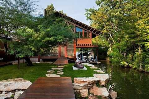 Nhà ven hồ mang một vẻ đẹp đơn giản, truyền thống, cân bằng với thiên nhiên.