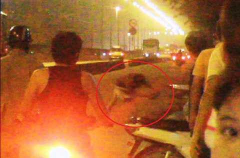 Anh cứ nói thẳng với tổng biên tập cho em, hành chính không không quyết được chuyện này. Kết quả dư lào ok. Em còn tính. Chứ sống sao được với đồng lương chết đói này. Em đã hi vọng, đã chờ đợi, nên em đã bỏ qua một số cơ hội. Em cũng phải đổi lại được gì, bằng thời gian, bằng công sức của mình chứ. Làm như điên chứ có chơi đâu. Đây ko phải là làm xuất sắc, được thăng tiến, nhận nhiệm vụ mới, tăng lương. mà đáng ra với công việc như này, lương phải gấp đôi. Em cứ nói thẳng, mong anh không giận.