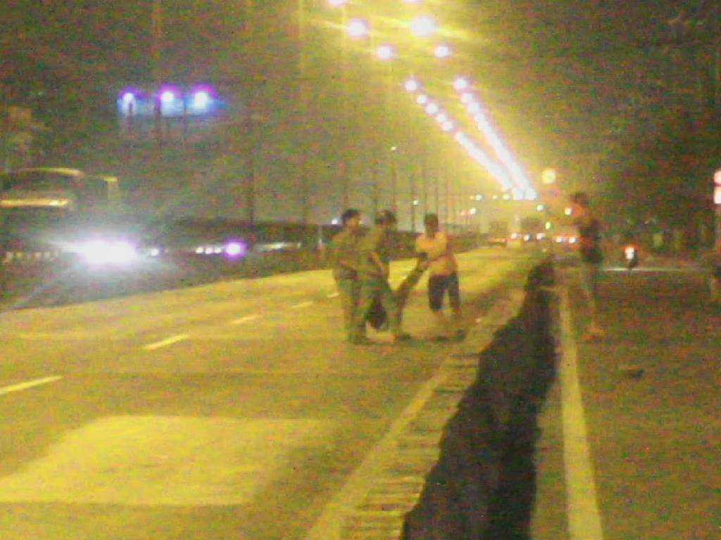 Anh cứ nói thẳng với tổng biên tập cho em, hành chính không không quyết được chuyện này. Kết quả dư lào ok. Em còn tính. Chứ sống sao được với đồng lương chết đói này. Em đã hi vọng, đã chờ đợi, nên em đã bỏ qua một số cơ hội. Em cũng phải đổi lại được gì, bằng thời gian, bằng công sức của mình chứ. Làm như điên chứ có chơi đâu. Đây ko phải là làm xuất sắc, được thăng tiến, nhận nhiệm vụ mới, tăng lương. mà đáng ra với công việc như này, lương phải gấp đôi. Em cứ nói thẳng, mong anh không giận.