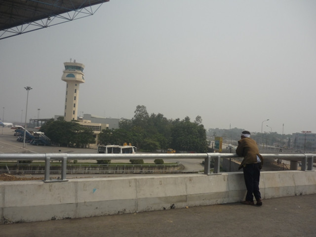 Ông Hòa nheo mắt nhìn về xa xăm 