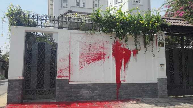 Ngôi biệt thự của bà Hoa bị 3 thanh niên lạ mặt ném những bịch sơn đỏ khắp mặt tường - Ảnh: Đức Thanh