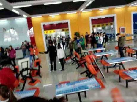 Hàng trăm sinh viên tới đập phá căng tin nhà trường.