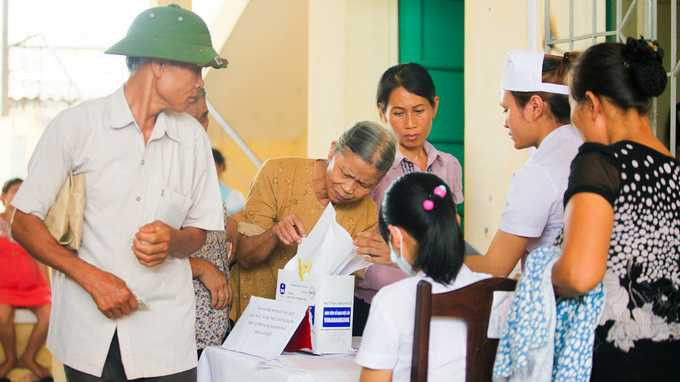 Một nữ bệnh nhân đang tìm kết quả xét nghiệm của mình - Ảnh: Nguyễn Khánh