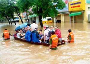 Nước lũ dâng cao gần ngập nóc nhà ở Quảng Bình. Ảnh: VNN