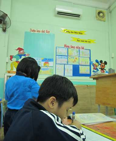 Học sinh một trường tiểu học ở Q.1, TP.HCM trong giờ học phải mặc thêm áo vì lạnh