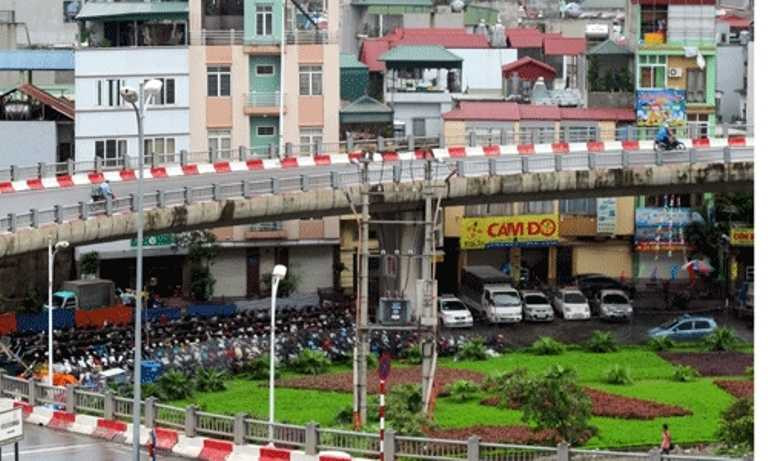 Nhánh dẫn cầu Vĩnh Tuy cũng được tận dụng tối đa để trông giữ xe.