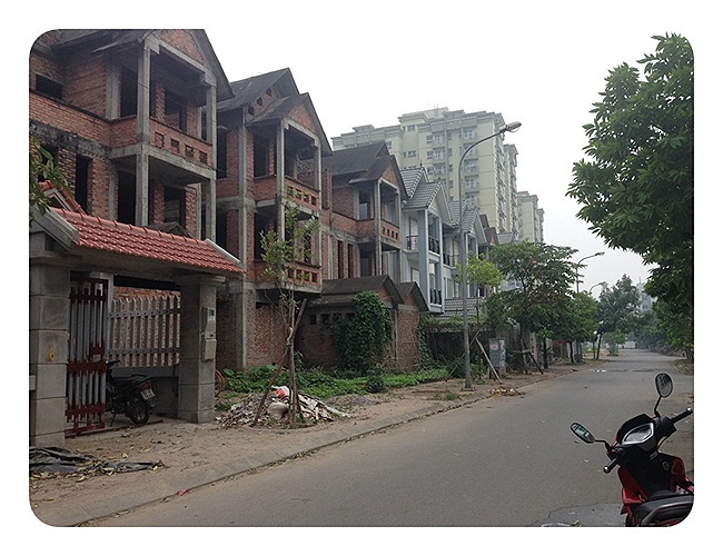 Tuy nhiên, sau gần 4 năm hoàn thiện, nhiều căn biệt thự ở đây vẫn trong tình trạng bị bỏ hoang