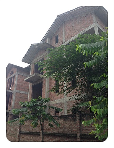 Điều đáng nói là khu đô thị Sài Đồng là một trong những khu đô thị có vị trí đẹp, đa số các hộ dân đều đã dọn đến sinh sống, nên việc nhiều căn biệt thự bỏ hoang và bị mốc đen, ảnh hưởng rất xấu đến mỹ quan đô thị