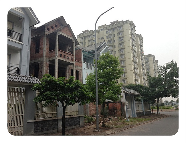 Xen giữa các biệt thự đẹp long lanh là những căn nhà bỏ hoang