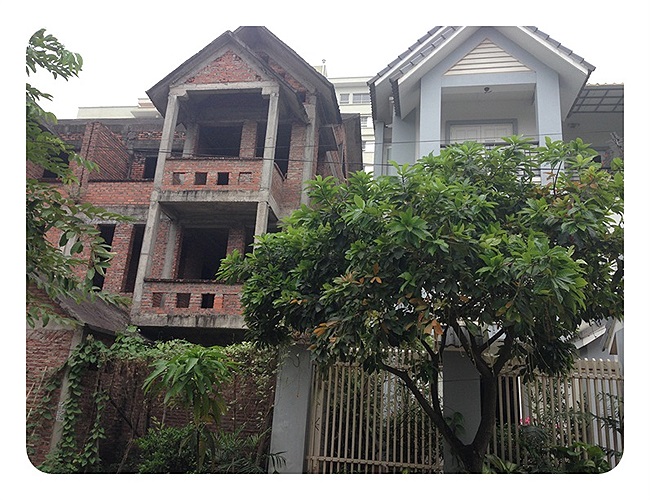 Chị T., một hộ dân tại khu đô thị Sài Đồng cho biết, các căn biệt thự bỏ hoang này, đa số chủ nhân là những người đầu cơ, không có nhu cầu ở. 