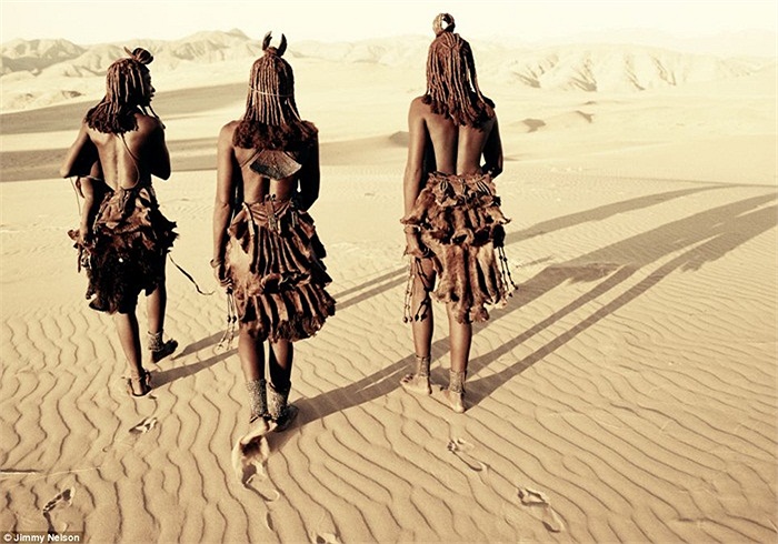 Những người phụ nữ Himba đi bộ qua sa mạc Namib