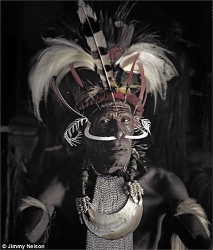 Người đàn ông với chiếc mũ sặc sỡ mà nhiếp ảnh gia Nelson đã chụp lại được