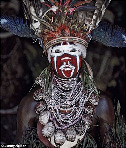 Ông đã đi qua 5 châu lục, tiếp xúc với 35 bộ lạc thiểu số khác nhau và ghi lại được những tấm hình quý giá