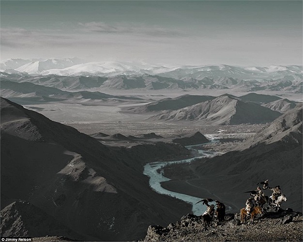 Đây là những người thuộc bộ lạc Kazakhs, gốc Thổ Nhĩ Kỳ, nơi mà những người đàn ông đi săn trên lưng ngựa với những chú đại bàng vàng đã được huấn luyện