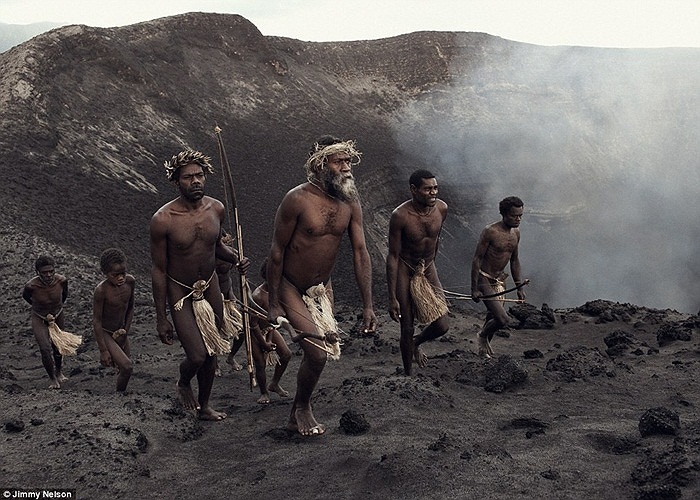 Đây là những người thuộc bộ lạc Ni-Vanuatu, thuộc nước Cộng hòa Vanuatu, một trong chuỗi 83 hòn đảo ở phía Tây Nam Thái Bình Dương