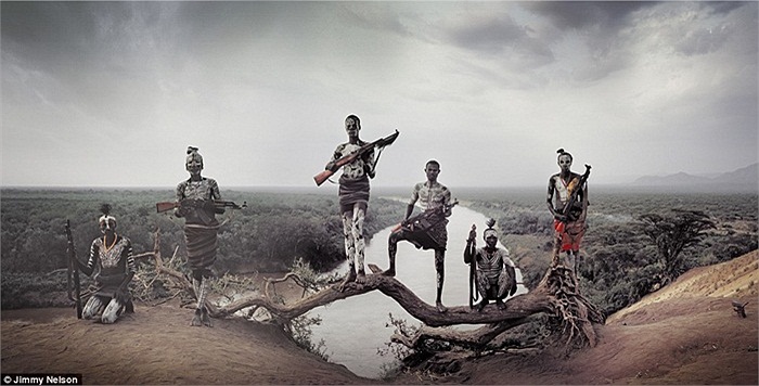 Cuộc sống hàng ngàn năm nay đã chẳng thay đổi gì nhiều với những bộ tộc ở đây, họ sinh sống, săn bắt và canh tác dọc theo bờ sông Omo