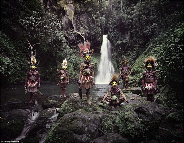 Huli Wigmen, bộ lạc nổi tiếng với những mái tóc giả vô cùng sặc sỡ của mình, đến từ Papua New Guinea