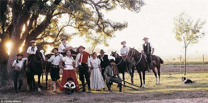 Gauchos là bộ lạc của các kị binh du mục sống trên lưng ngựa ở Arghentina, những người sống lang thang trên các thảo nguyên Nam Mỹ từ những năm 1700