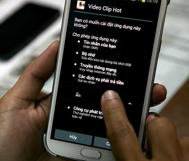 Người dùng sẽ bị dụ cài đặt ứng dụng tự động nhắn tin mất tiền khi truy cập vào dj.kenh74.com bằng điện thoại.