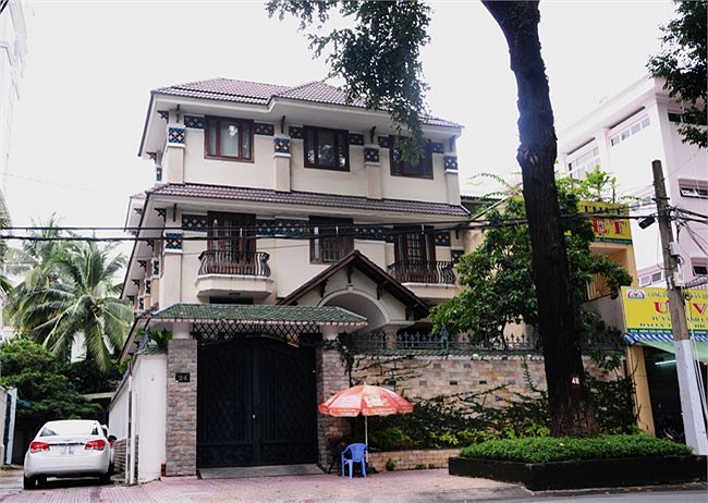 Trụ sở công ty Quốc Cường Gia Lai nằm trên đường Trần Quốc Thảo, P6, Q3, TP.HCM được xây dựng rất đẹp với 3 tầng. Giá trị quyền sử dụng đất của ngôi biệt thự này được định giá khoảng 43 tỷ và đã được sử dụng để thế chấp cho khoản vay trị giá 34 tỷ đồ