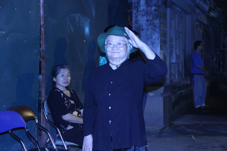 Cụ bà Nguyễn Thị Mão, 77 tuổi, chào Đại tướng trước Nhà tang lễ quốc gia. Ảnh: Phạm Thịnh