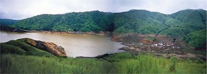 Hồ Nyos là một trong ba hồ nước được gọi là tử thần, có lượng khí độc khổng lồ trên thế giới. Nyos là một hồ nước trên miệng núi lửa đã tắt, không hề giống những hồ núi lửa khác, bên dưới hồ Nyos tiềm ẩn một lượng mắc ma lớn. Một khi xảy ra chấn động