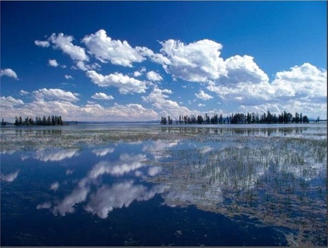 Hồ Yellowstone nằm trên dãy núi lửa, ở độ cao 2.357m là một trong những hồ lớn nhất Bắc Mỹ với nước hồ quanh năm phẳng lặng, là nơi các gia đình thường cắm trại, nghỉ ngơi dịp cuối tuần. Tuy nhiên, miệng núi lửa gần đó là tử thần luôn ám ảnh du khách