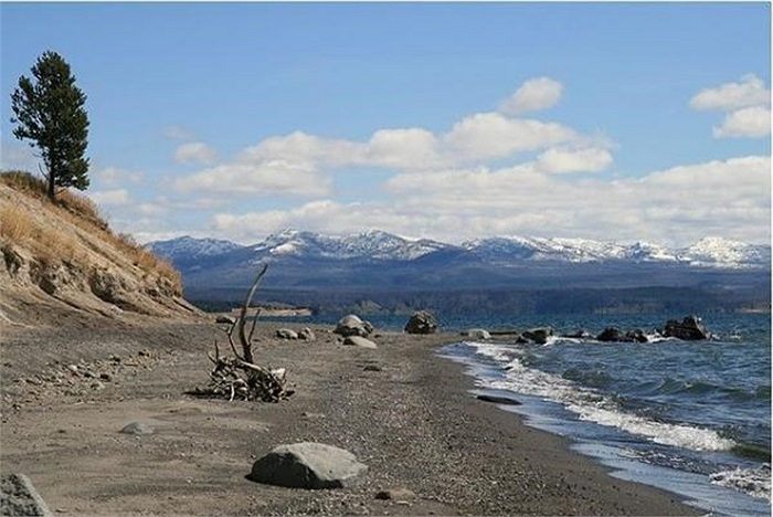 Một trận động đất nhỏ, thường là vô hại khi ở sâu dưới đáy hồ, nhưng sẽ đủ để kích hoạt như một vụ nổ. Khả năng gây chết người là ở đó. Đây là một hồ tuyệt đẹp nhưng cũng đầy thách thức. 