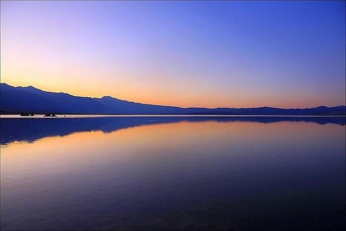 Hồ Mono là một hồ trong lành và tuyệt đẹp trong những năm 1940, cho đến nay nó được gọi là hồ “siêu mặn”, nó không hề có lối thông ra và cũng không hề bay hơi trong hàng chục nghìn năm qua, nó đã tích tụ muối và khoáng chất ở mức độ rất lớn. 