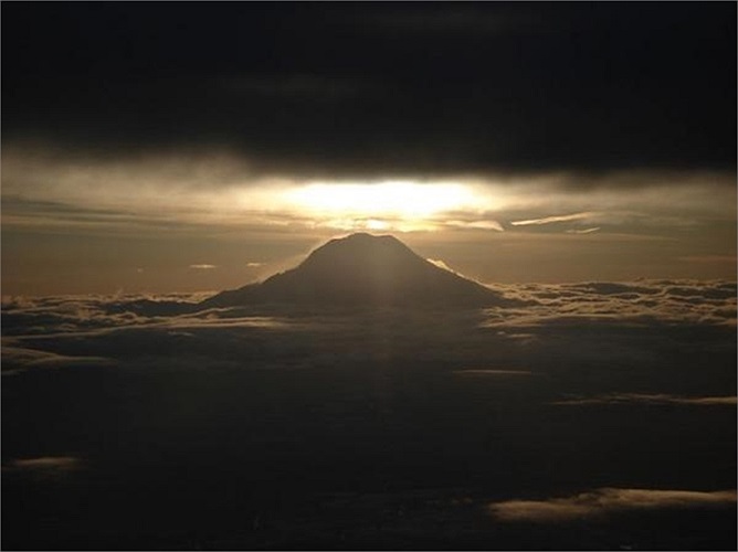 Hồ miệng núi lửa Mount Rainier cũng là một trong những hồ bất thường. Hồ chỉ có thể đi vào thông qua các hang động ngầm. Khí núi lửa nơi đây là mối đe dọa lớn. Sulfur dioxide khi kết hợp với nước tạo thành axit sunfuric. Nước trong hồ miệng núi lửa v