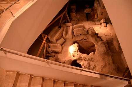 Kho báu dưới nền nhà