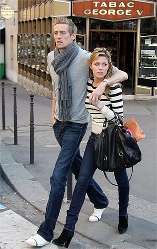 Abbey là một người mẫu cao 1m75, nhưng chừng đó là quá ít khi so với sếu vườn Peter Crouch cao hơn 2m