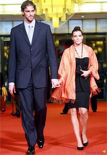 Ngôi sao bóng rổ người Tây Ban Nha, Paul Gasol cao 2m13 trông chẳng khác gì tòa tháp bên cạnh cô bạn gái