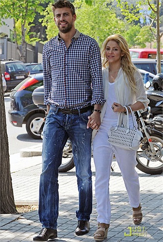 Đôi đũa lệch Pique - Shakira, cả về chiều cao lẫn tuổi tác