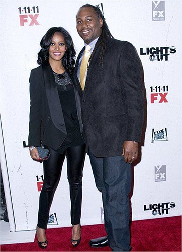 VĐV quyền Anh hạng nặng Lennox Lewis át hẳn vía cô vợ bé nhỏ, dù nàng đi giày cao gót