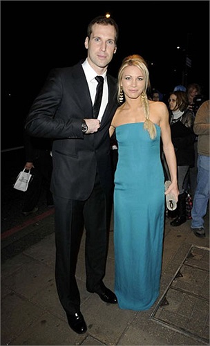 Petr Cech cũng chẳng thoát cảnh lêu khêu khi đứng bên bà xã