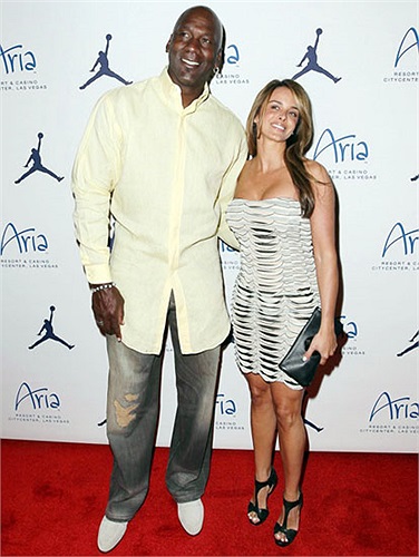 Yvette Prito, vợ mới cưới của huyền thoại bóng rổ Michael Jordan, từng là người mẫu, nhưng khi đứng bên cạnh ngôi sao người Mỹ cao tới gần 2m, cô vẫn vô cùng nhỏ bé