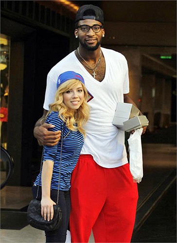 Ngôi sao bóng rổ Andre Drummond cao 2m13 hẹn hò nữ diễn viên kiêm ca sĩ Jennette McCurdy chỉ cao 1m60