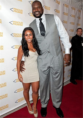 Đứng bên cạnh cựu sao bóng rổ Mỹ Shaquille O'Neal cao 2m16, cô bạn gái vẫn chỉ tới nách, dù đã đi giày cao gót