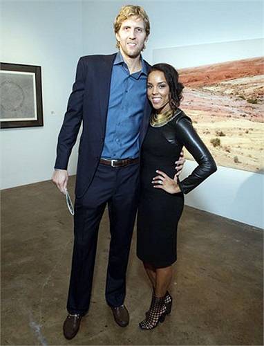 Dirk Nowitzki, ngôi sao bóng rổ người Đức cao 2m13 và 'một nửa' bé nhỏ Jessica Olsson