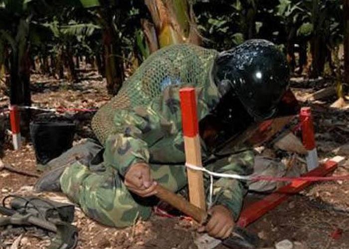 1. Chuyên gia dò mìn. Đây là một trong những công việc nguy hiểm nhất thế giới, người làm việc này sẽ phải dò những quả mìn còn sót lại từ thời chiến tranh, nếu bất cẩn họ sẽ trả giá bằng sinh mạng. Từ 1996-2002, ít nhất 500 người đã chết vì nghề nà