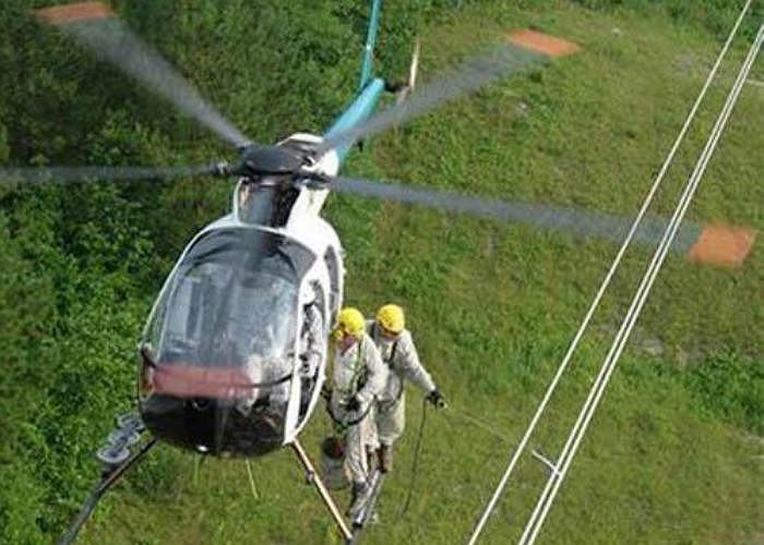 2. Nhân viên sửa chữa và bảo dưỡng đường dây điện. Công việc của những người này là bảo trì đường dây điện trên cao. Để tránh những mối nguy hiểm như: rơi xuống đất hoặc bị điện giật chết, họ buộc phải mặc những bộ quần áo và dụng cụ đặc biệt.