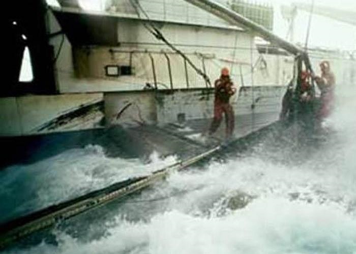 11. Nghề đánh cá ngoài biển xa. Làm nghề này, bạn sẽ trải qua một thời gian dài lênh đênh ngoài biển khơi, đó là chưa kể đến những cơn sóng biển dữ dội có thể lấy đi mạng sống của bạn và các đồng nghiệp.