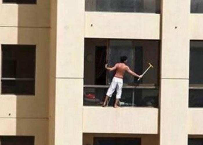 12. Nghề lau cửa sổ cao tầng. An toàn trong lao động luôn được đặt lên hàng đầu, tuy nhiên, có một số công ty không màng đến mạng sống của nhân viên. Trong ảnh là một người đàn ông đang lau cửa sổ ở tầng 34 của một toà nhà tại Dubai, UAE.