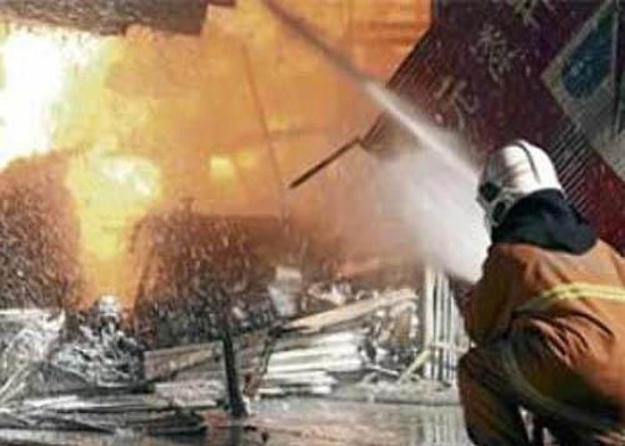 4. Lính cứu hoả. Trước khi hành nghề lính cứu hoả, những người này buộc phải trải qua các ca huấn luyện đầy cam go. Mục đích của họ là có mặt kịp thời tại các địa điểm cháy nổ và dập tắt lửa, nhưng đôi khi họ phải hi sinh cả tính mạng của mình.