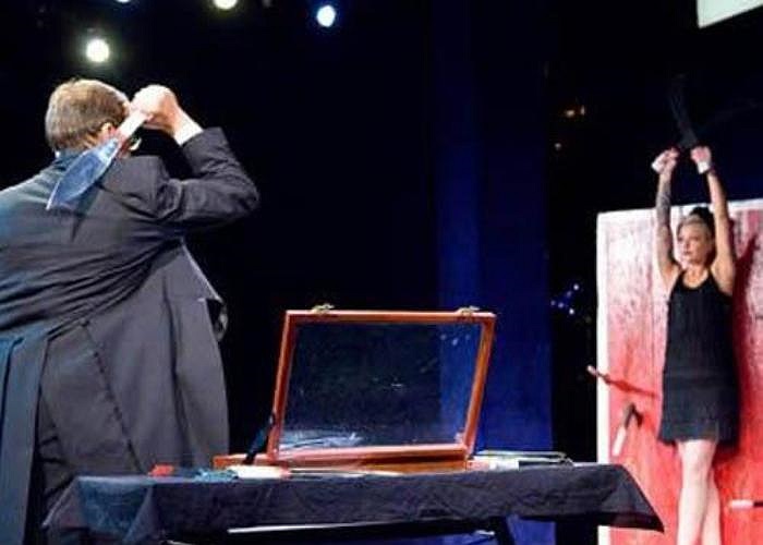 5. Nhân viên làm bia phi tiêu. Theo truyền thống, những cô gái làm bia thường làm việc trong một gánh xiếc, họ sẽ giúp đỡ cho phần biểu diễn xiếc bằng cách đứng yên và để cho người biểu diễn ném tên, dao hoặc các vật sắc nhọn về phía họ.